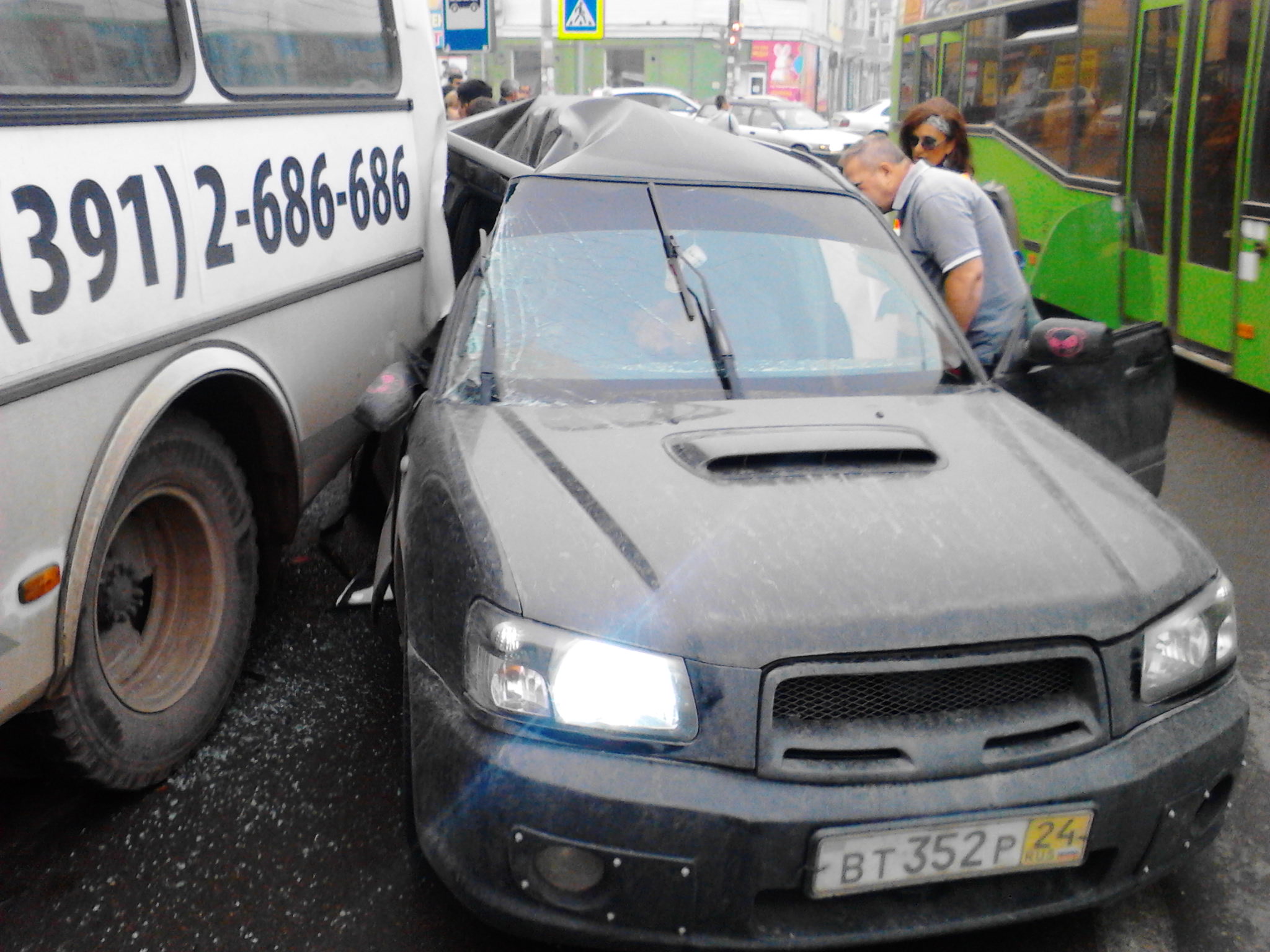 В Красноярске иномарка влетела в автобус, водитель госпитализирован