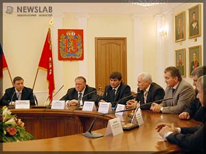 Krasnoyarsk Governor Alexander Khloponin (l) and heads of the towns and the districts of the Krasnoyarsk Territory