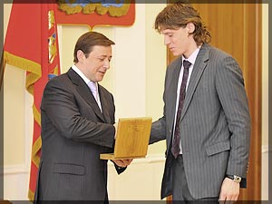 Krasnoyarsk Governor Alexander Khloponin presenting a souvenir gift to world ice hockey champion Alexander Semin