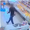 В Усть-Мане мужчина с ножом напал на продавщицу ради бутылки пива (видео)