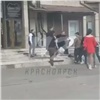 Посетители бара «Чё почём» устроили массовую драку в центре Красноярска (видео)
