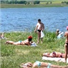 Туристы продолжают купаться в озере Тагарское, несмотря на запрет (фото)
