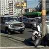 В Красноярске автомобиль врезался в столб на остановке
