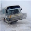 Пассажиров сломавшегося под Красноярском автобуса пришлось спасать полицейским
