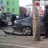На правобережье Красноярска иномарка врезалась в павильон, пострадала продавщица сосисок