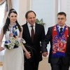Губернатор лично поздравил молодоженов, заключивших брак в новом ЗАГСе Красноярска
