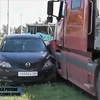 В Красноярске пьяный водитель фуры из Кемерово протаранил шесть авто и уснул на газоне (видео)