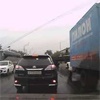 Автобус с детьми снес столб на правобережье Красноярска (видео)