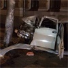 Пьяный за рулем «Волги» врезался в столб в центре Красноярска, пострадали два человека