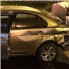 В Красноярске иномарка на высокой скорости снесла забор и повредила машины на парковке