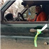 Выезжающим на М-54 красноярским автомобилистам раздали памятки и ленты
