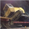 Кран упал с трала при транспортировке по улице Высотной в Красноярске
