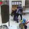 В Красноярске ищут дебошира, напавшего на инвалида в магазине (видео)