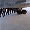 Росавиация проверит аэропорт Игарки, где пассажиры толкали самолет