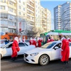 Десант из 20 Дедов Морозов и Снегурочек поздравил красноярских автомобилистов танцем