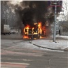 В центре Красноярска сгорел автобус (видео)