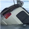 В Красноярском крае под лед провалился автомобиль с рыбаками, один погиб