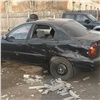 Сильный ветер в Красноярске повредил машины, крыши и деревья