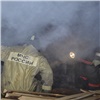 В Красноярске сгорел гараж с асфальтоукладочной техникой (видео)