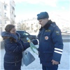 Полицейские подарили цветы красноярским автомобилисткам