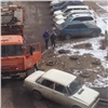 Водитель мусоровоза в Красноярске переставил помешавшее проезду авто (видео)
