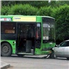 Иномарка заехала под автобус на ул. Киренского в Красноярске