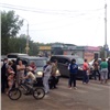 Женщины с детьми перекрыли дорогу в Красноярске