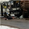 В Красноярске автобус врезался в МАЗ, есть пострадавшие (видео)