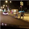 В Красноярске водитель устроил потасовку с пешеходом (видео)