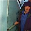 Живущая в подъезде пенсионерка отказалась от помощи соцслужб Красноярска (видео)