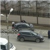 На ул. Дубровинского иномарка после ДТП сбила забор и вылетела на тротуар