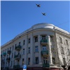 Над Красноярском пролетели истребители и боевые вертолеты (видео)