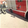 Пожарная машина провалилась в яму в центре Красноярска (видео)