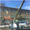 Иномарка уронила столб на улице Краснодарской в Красноярске