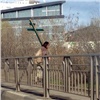 Красноярцев удивил мужчина с большим крестом на Копыловском мосту