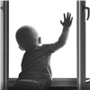 В Ачинске ребенок выпал из окна