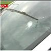 Неизвестный разгромил машину автоледи в одном из дворов Красноярска (видео)