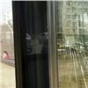 Недовольный затором водитель внедорожника в Красноярске разбил стекло автобуса (видео)