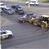 Трактор ковшом протаранил «Лексус» на перекрестке в Красноярске (видео)