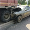 Машина такси врезалась в попутный грузовик под Красноярском, пострадал водитель