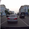 Красноярцы осудили катавшуюся в окне авто пассажирку (видео)