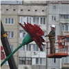 В центре Красноярска начали демонтировать скульптуру «Гвоздики»