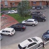 В Красноярске игравшая во дворе девочка попала под колеса автомобиля (видео)
