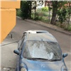 На правобережье Красноярска неизвестные сбросили мешок цемента на автомобиль