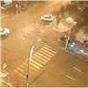 В центре Красноярска автомобиль едва не врезался в толпу пешеходов (видео)