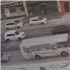 В центре Красноярска автомобиль сбил перебегавшую дорогу женщину (видео)