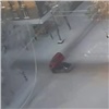 Автоледи на красной «тойоте» после ДТП в Красноярске потеряла сознание (видео)