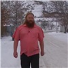 Гуляющий зимой без куртки красноярец объяснил свой внешний вид (видео) 