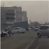 Автоледи едва не наехала на коляску: красноярцы раскритиковали мать за беспечность (видео)