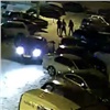 Полуголый таксист гонялся с лопатой за избившими его пассажирами (видео)